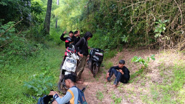 Petugas Resor Sembulungan membantu pengunjung yang kehabisan BBM di kawasan Jati Papak Taman Nasional Alas Purwo