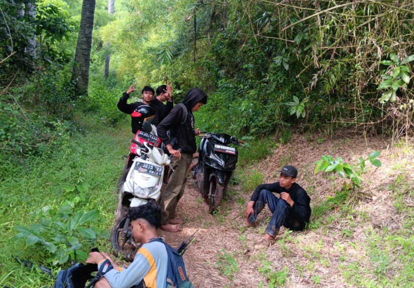 Petugas Resor Sembulungan membantu pengunjung yang kehabisan BBM di kawasan Jati Papak Taman Nasional Alas Purwo