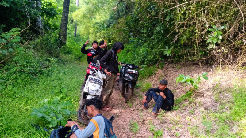 Petugas Resor Sembulungan membantu sekelompok wisatawan yang kehabisan bahan bakar di jalur hutan Taman Nasional Alas Purwo.
