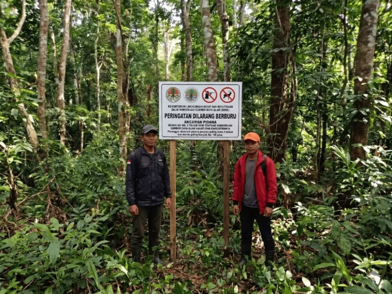 Petugas patroli Resor Sembulungan di tengah hujan