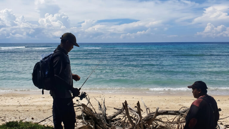 Pemandangan pantai pasir putih di kawasan Resor Sembulungan