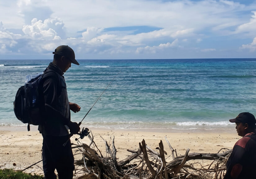 Pemandangan pantai pasir putih di kawasan Resor Sembulungan