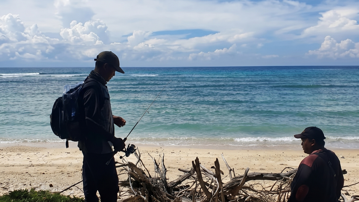 Pemandangan pantai pasir putih di kawasan Resor Sembulungan