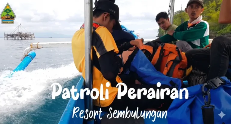 Petugas sedang melakukan patroli perairan di Resor Sembulungan Blok Slengrong Taman Nasional Alas Purwo.
