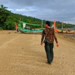 Petugas melakukan kegiatan Konservasi Pesisir Sembulungan bersama nelayan lokal