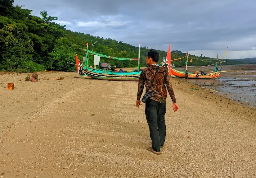 Petugas melakukan kegiatan Konservasi Pesisir Sembulungan bersama nelayan lokal
