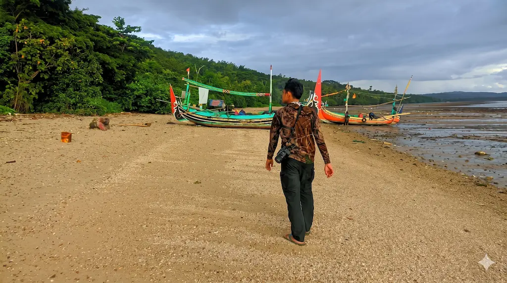 Petugas melakukan kegiatan Konservasi Pesisir Sembulungan bersama nelayan lokal